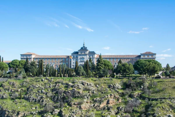 Blick auf die Infanterieakademie (academia de infanteria) an einem kalten, sonnigen Wintertag in Toledo, castille la mancha, Spanien. — Stockfoto