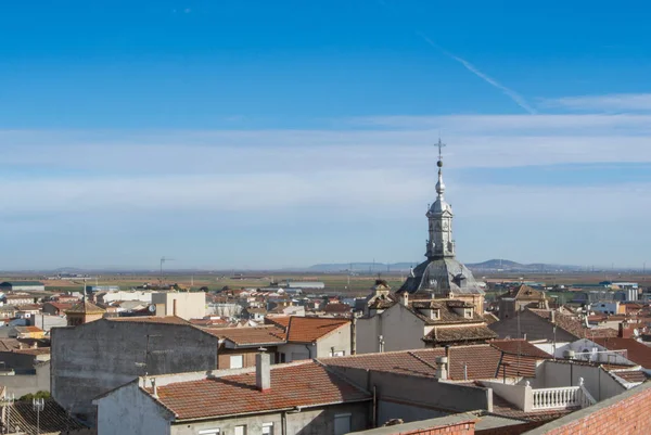 Una vista panoramica sulla città spagnola Consuegra (Castiglia-La Mancia) e una chiesa sui tetti di tegole arancioni nella giornata di sole . — Foto Stock