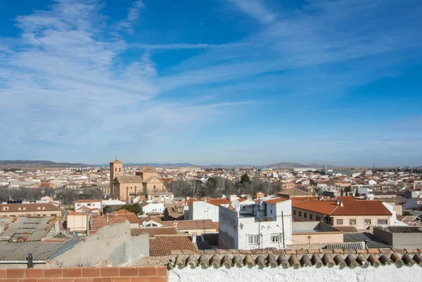 Una vista panoramica sulla città spagnola Consuegra (Castiglia-La Mancia) sui tetti di tegole arancioni nella giornata di sole . — Foto Stock