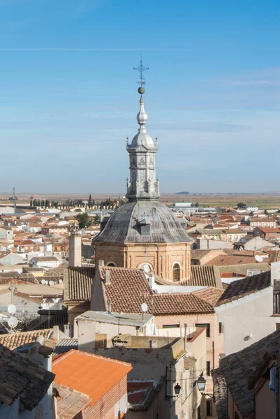 Una vista panoramica sulla città spagnola Consuegra (Castiglia-La Mancia) e una chiesa sui tetti di tegole arancioni nella giornata di sole . — Foto Stock