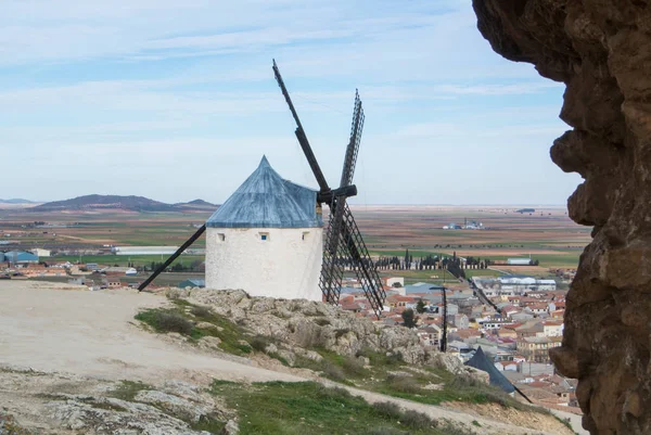 Bölge ve Don Kişot (Alonso Quijano) seyahat ve bulutlu gün bir kasaba sembolü Consuegra (Castilla La Mancha, İspanya), yakınlarındaki tepe üzerinde beyaz eski yel değirmenleri.
