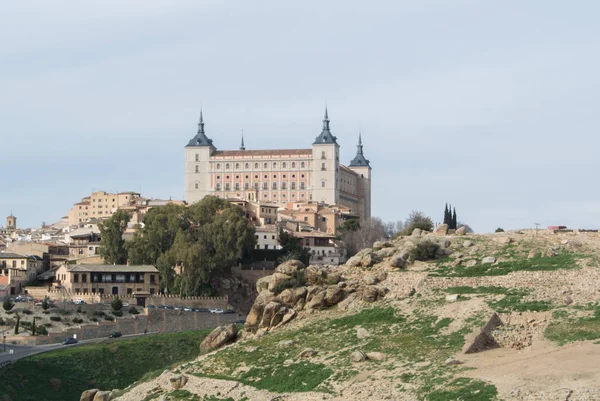 Uma vista de uma montanha para um castelo de Toledo e cidade velha (património da UNESCO), Castilla-La Mancha, Espanha . — Fotografia de Stock