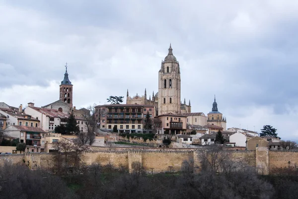 Ikony widoku, aby Segowii, katedry i starych średniowiecznych budynków na wzgórzu, Segovia, Kastylia i León, Hiszpania. — Zdjęcie stockowe