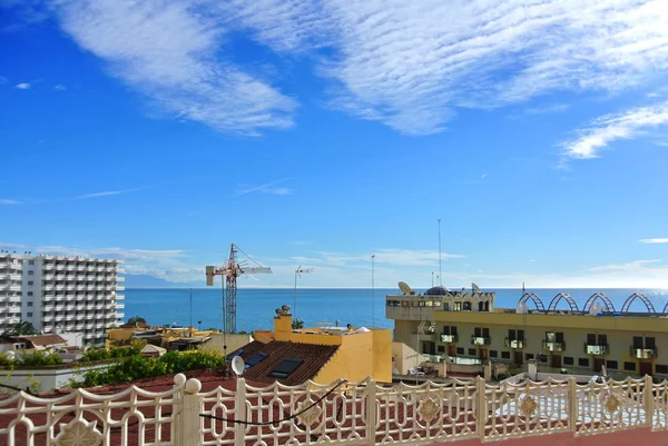 Építése egy új hotel Torremolinos resort város a Földközi-tenger partján, Malaga tartományban, Andalúzia, Spanyolország. — Stock Fotó