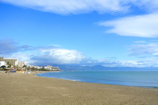 Uma praia de Costa del Sol antes de uma estação turística, mar Mediterrâneo e uma vista para a cidade de Torremolinos, Andaluzia, Espanha . — Fotografia de Stock