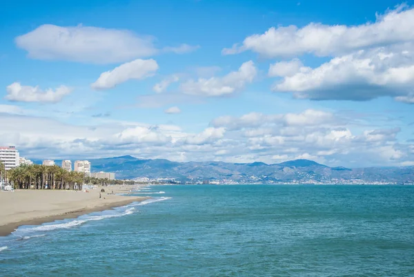 Bir görünümü Maditerranean deniz ve dağlar ile Torremolinos plajlarda arka plan, Endülüs, İspanya.