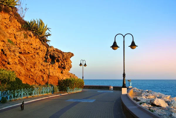 Passeio de Torremolinos, uma estrada, rochas, arbustos florescentes e mar Mediterrâneo, Andaluzia, Espanha . — Fotografia de Stock