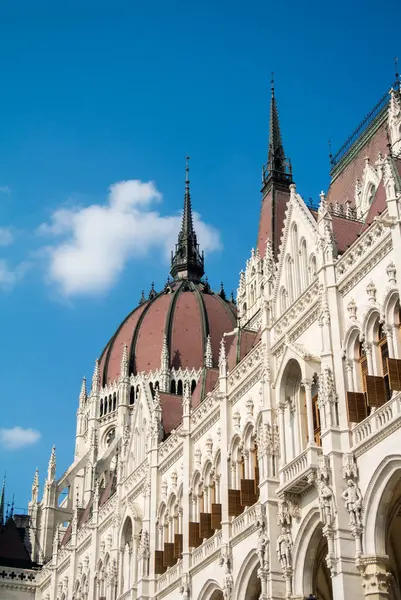 ハンガリー国会議事堂とその詳細、ブダペスト、ハンガリーのドームにクローズ アップ ビュー. — ストック写真