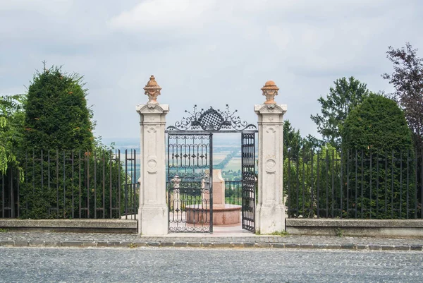 Das Tor zum Garten auf dem Gipfel des Hügels an einem bewölkten Tag mit Blick auf Felder, Abtei Pannonhalma, Gyor, Ungarn. — Stockfoto