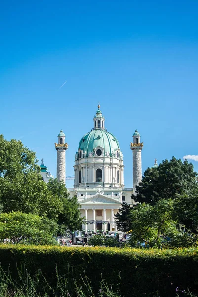 一个视图到 Karlskirche 和一个公园在维也纳，奥地利. — 图库照片