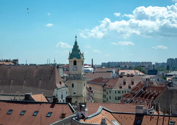 Panoramautsikt över takåsarna i Bratislava (Slovakien) till gamla stan och en kyrka sommardag. — Stockfoto