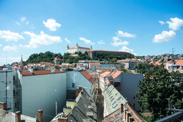 Panoramautsikt över Bratislava, en huvudstad i Slovakien, gamla hus med tegeltak och ett slott - en symbol för staden. — Stockfoto