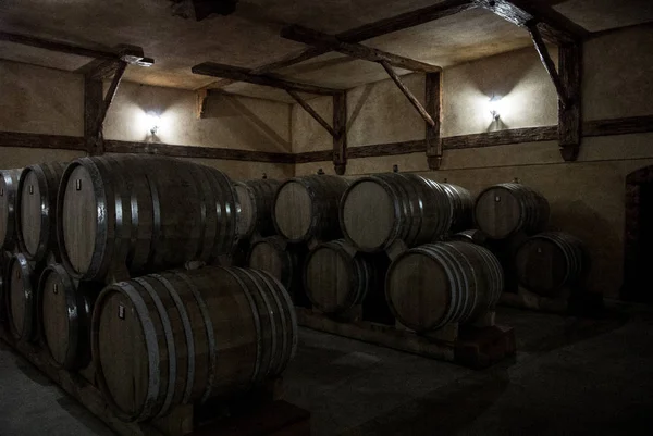 Barriles de madera de coñac envejecido en bodega de Brandy Factory Noy de Ereván, Armenia . — Foto de Stock