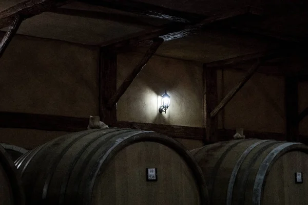 Fahordók éves konyak pincéjében Brandy gyári Noy a Jereván, Arménia. — Stock Fotó