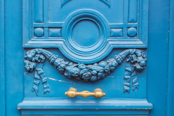 A background of blue wooden old-fashioned decorated door with yellow doorhandle. — Stock Photo, Image