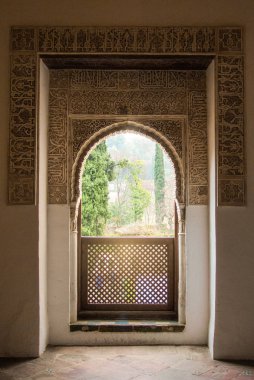 Granada, İspanya - 10 Şubat 2015: Bakış açısıyla Generalife bahçeleri Alhambra palace, Granada, Endülüs, İspanya'nın Garden'da bir kemer.