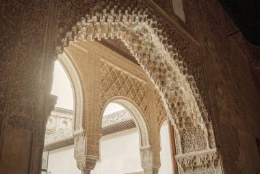 Granada, İspanya - 10 Şubat 2015: Alhambra palace, Granada, Endülüs, İspanya bir kemer ayrıntılarını dekore edilmiş hat için yakından görmek.