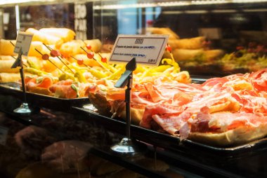 Madrid, İspanya - 12 Şubat 2017: Camdan farklı tapas pazarında Madrid San Miguel, İspanya ile.