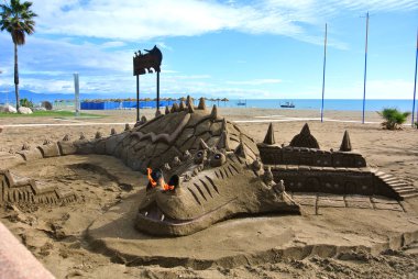 Torremolinos, İspanya - 13 Şubat 2014: Torremolinos, İspanya - 13 Şubat 2014: bir ejderha heykeli Torremolinos beach, Costa del Sol, Endülüs, İspanya bir turizm sezonu için hazırlanan.