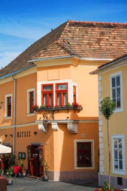 Gyor, Macaristan - 28 Temmuz 2016: Döşeli bir sokak ve renkli bir ev balkon Merkezi Gyor, Macaristan küçük bir kasabada.