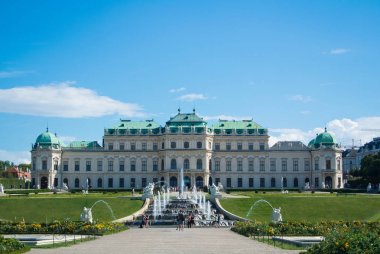 Vienna, Avusturya - 29 Temmuz 2016: Bir görünümünü Sarayı Belvedere Viyana (Avusturya) ve onun Bahçe gün güneşli yaz.