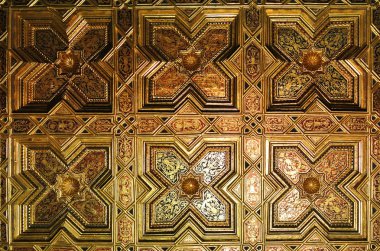 Toledo, İspanya - 8 Şubat 2017: Saint Mary mudejar stil öğeleri ve geometri rakamlar, Castilla-La Mancha, İspanya ile dekore edilmiş bir Toledo, primat katedral bir tavan.