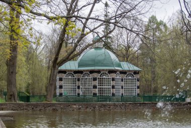 Peterhof, Rusya - 10 Mayıs 2015: Dekoratif pavilion yeşil çatılı gölet ve Çeşme Peterhof Parkı yakınındaki St Petersburg, Rusya Federasyonu.