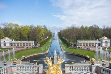 Peterhof, Rusya - 10 Mayıs 2015: Peterhof Palace ikonik görünümüne kanal ve çeşmeler, St. Petersburg, Rusya Federasyonu.