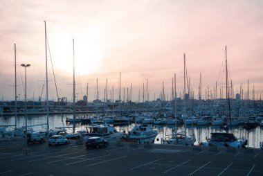 Valencia, İspanya - 03 Şubat 2016: Akşam Valencia liman, iskele ile Yatlar bol ve Günbatımı ile pembe gök, Valencia, İspanya.