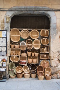 Segovia, İspanya - 11 Şubat 2017: El yapımı hasır sepetleri turistik bir Sokağı Segovia, Castilla ve Leon, İspanya'nın dükkanında.