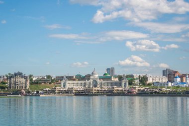 Kazan, Rusya - 25 Haziran 2016: Kazan dolgu ve çiftçiler Palace (Tarım ve gıda) ve Volga Nehri panoramik manzaralı.