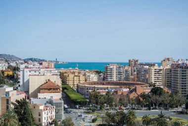 Malaga, İspanya - 16 Şubat 2014: Bir ikonik panoramik görünümünden bir kale Malaga şehir ve Akdeniz, Endülüs, İspanya.