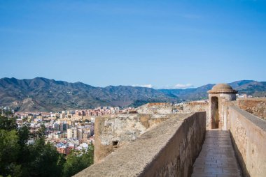 Bir görünümden Alcazaba, Malaga, bir kale şehir ve çevresi dağlarla, arka plan, Endülüs, İspanya.
