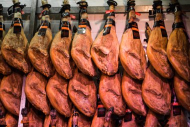 Madrid, İspanya - 12 Şubat 2017: Ham bacaklar San Miguel Market, Madrid, İspanya.
