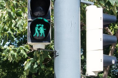 Vienna, Avusturya - 29 Temmuz 2016: Yakından görmek yeşil trafik ışığı ile an imge-in iki ayaklı lezbiyen kızlar merkezi Viyana, Avusturya.
