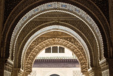 Granada, İspanya - 10 Şubat 2015: Dekore edilmiş ayrıntılarını bir kemer Alhambra palace, Granada, Endülüs, İspanya için yakından görmek.