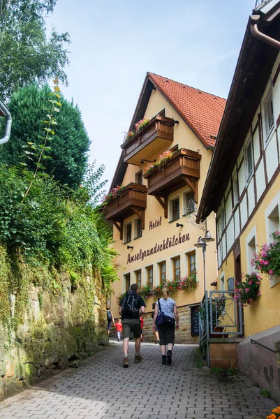 KURORT RATHEN, GERMANY - AUGUST 4, 2016: Tourists going to a hike route at Kurort Rathen to Bastei mountains and bridge, Saxon Switzerland, Germany. — Stock Photo, Image