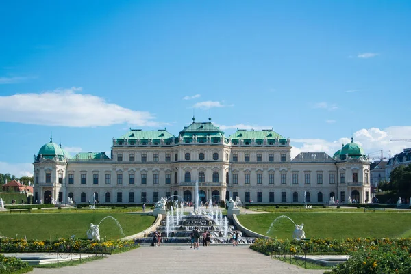 Wien, Österreich - 29. Juli 2016: ein Blick auf das Schloss Belvedere in Wien (Österreich) und seinen Garten an einem sonnigen Sommertag. — Stockfoto