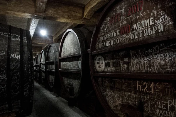 YEREVAN, ARMENIA - DEZEMBRO 30, 2016: Barris de madeira de vinho envelhecido na adega da Brandy Factory Noy de Yerevan, Armênia . — Fotografia de Stock