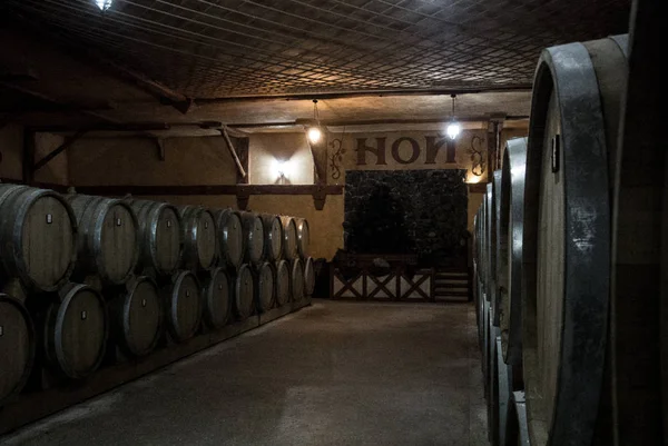 Yerevan, Armenië - 30 December 2016: Houten vaten van leeftijd cognac in de kelder van Brandy fabriek Noy Yerevan, Armenië. — Stockfoto