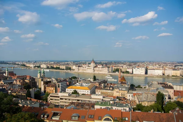 Panoramautsikt över Budapest parlamentet byggnaden och floden Donau över taken på kvällen, Budapest, Ungern. — Stockfoto