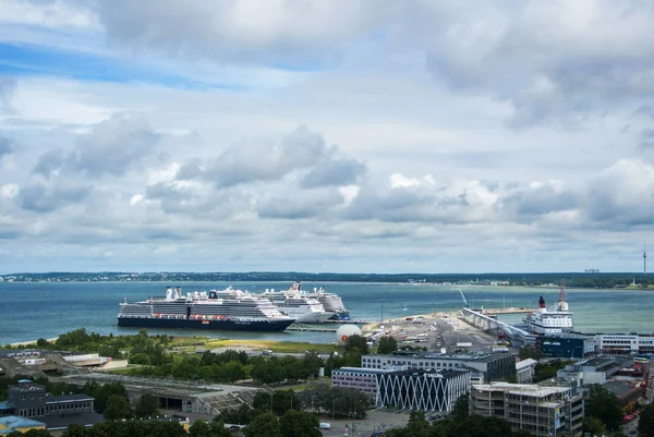 TALLINN, ESTONIA - 22 LUGLIO 2015: Terminal traghetti del porto di Tallinn e grandi navi da crociera, vista dal ponte di osservazione al centro della città, Tallinn, Estonia . — Foto Stock