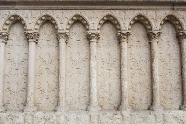 ゴシック様式の装飾は、教会の壁の一部と背景. — ストック写真