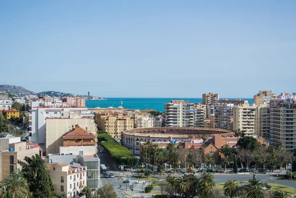 MALAGA, ESPANHA - FEVEREIRO 16, 2014: Uma vista panorâmica icônica de um castelo de Málaga para a cidade e mar Mediterrâneo, Andaluzia, Espanha . — Fotografia de Stock