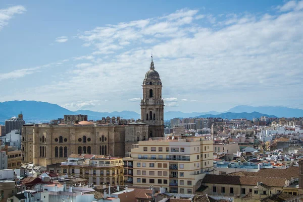 Panoramik bir Malaga şehir ve onun Katedrali ile arka plan Dağları.