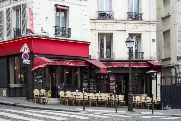 Paryż, Francja - 1 lutego 2017: Kawiarnia z czerwonymi ozdobami na wzgórzu Montmartre w Paryż, Francja. — Zdjęcie stockowe