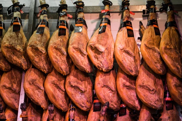 Madrid, İspanya - 12 Şubat 2017: Ham bacaklar San Miguel Market, Madrid, İspanya.