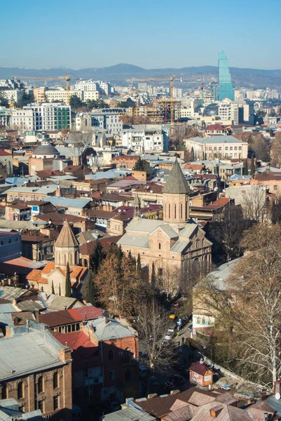 ТБИЛИСИ, Грузия - 5 ЯНВАРЯ 2017: Вид на старый город Тбилиси и канатную дорогу над городом, Грузия . — стоковое фото