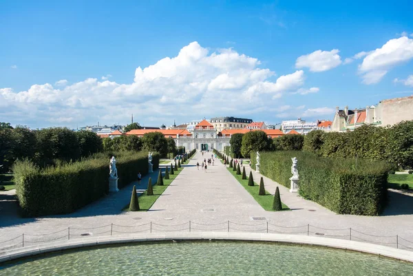 Wien, Österreich - 29. Juli 2016: ein Blick auf das Schloss Belvedere in Wien (Österreich) und seinen Teich und Garten an sonnigen Sommertagen. — Stockfoto