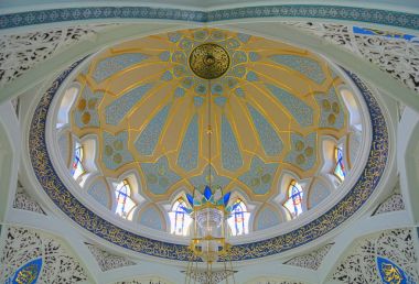 Kazan, Rusya - 25 Haziran 2016: Kul Şerif Camii, Rusya'nın en büyük camilerinden kubbe iç.